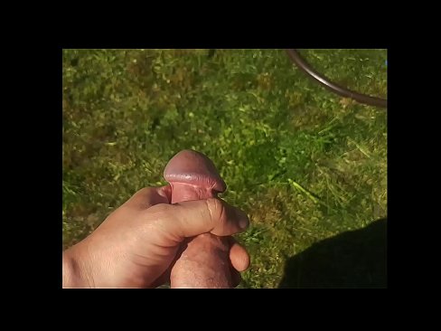 ❤️ گرم hottie پنهنجي گلابي pussy fucked حاصل ڪري ۽ هڪ اونهاري جي باغ ۾ squirt سان cums ❤️ ️❤