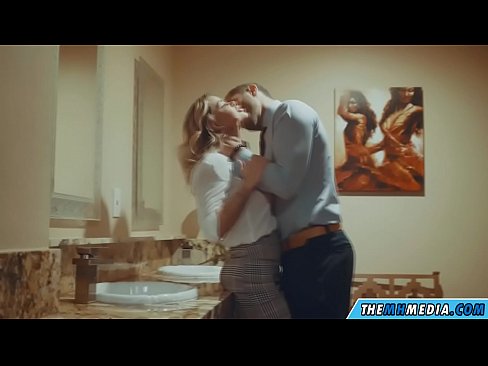❤️ جڏهن هڪ busty سنهري اوھان کي هڪ عوامي آرام روم ۾ seduces ❤️  ️❤